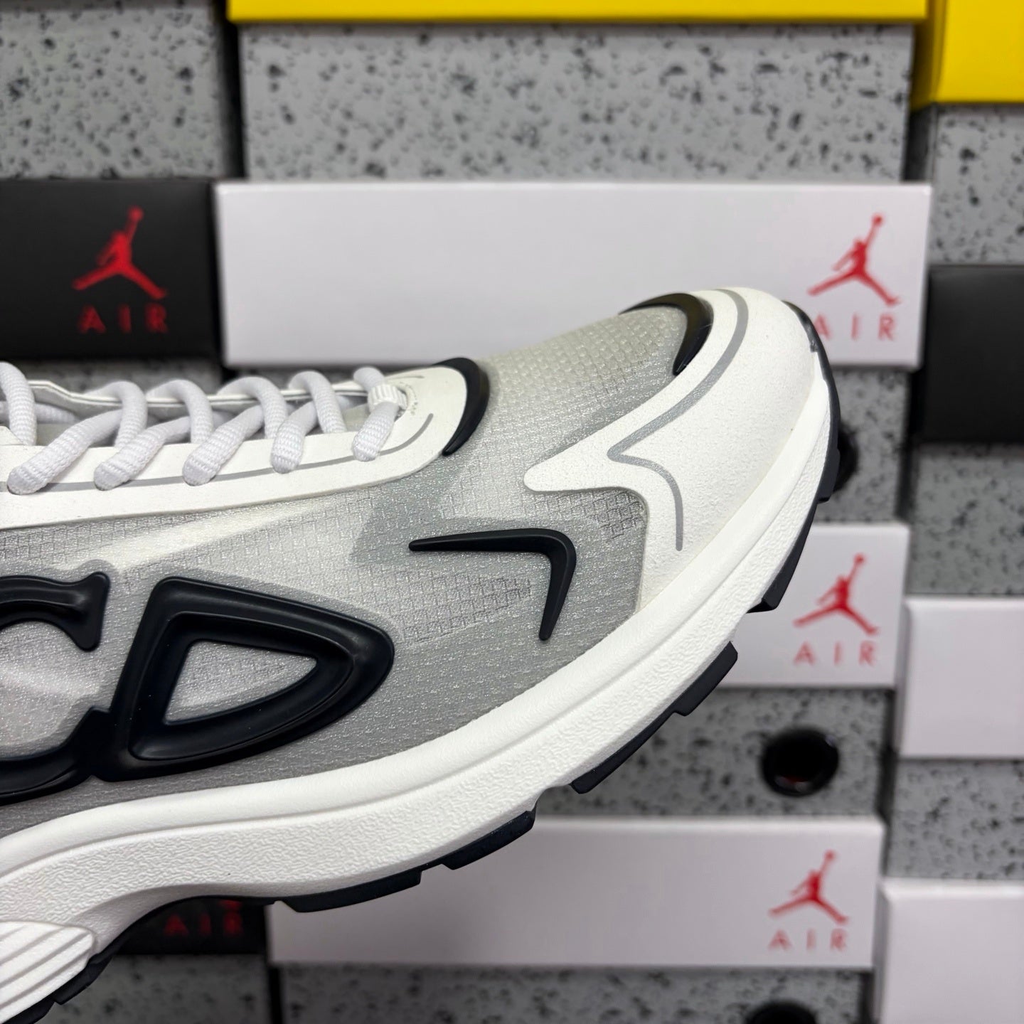B30 Countdown Tech White Black