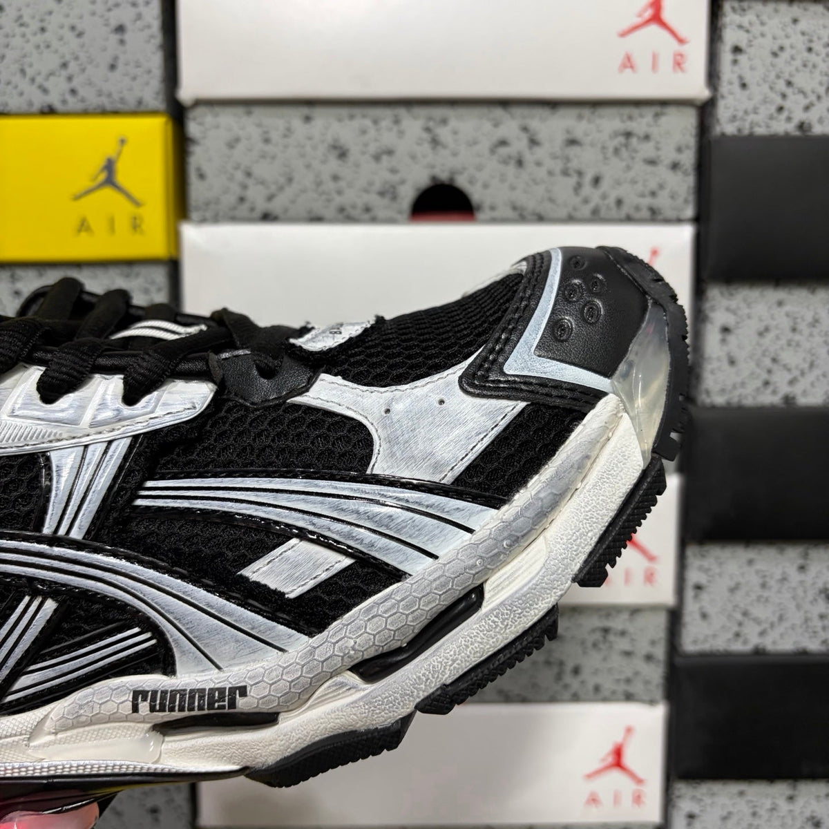 Balenciaga Runner Led 7.5 Black White